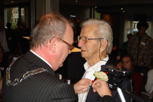 Leon Povel geridderd (Het opspelden van de onderscheiding).