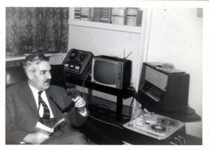 Carl Lans met de apparatuur van weleer